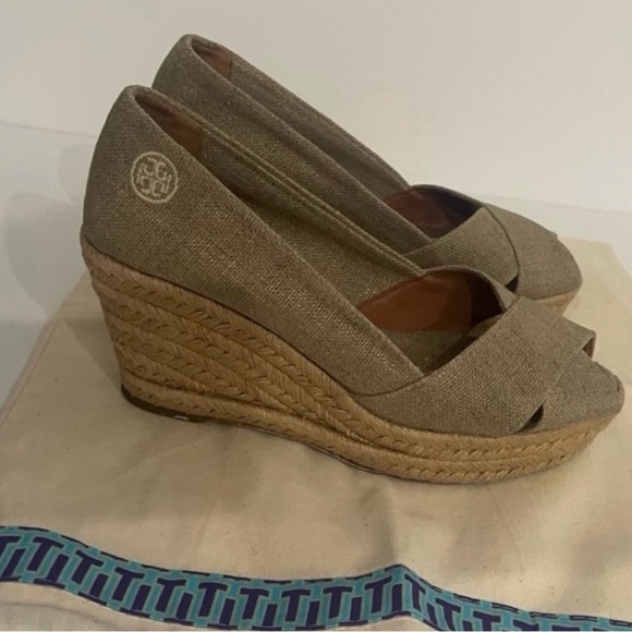TORY BURCH Filipa Wedge Espadrille Tan
Khaki Gold Shimmer
Linen Sandals Size 7.5 - Picture 1 of 5